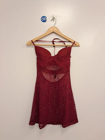 POPSI LINGERIE Rotes Spitzenkleid mit Cut-out-Detail
