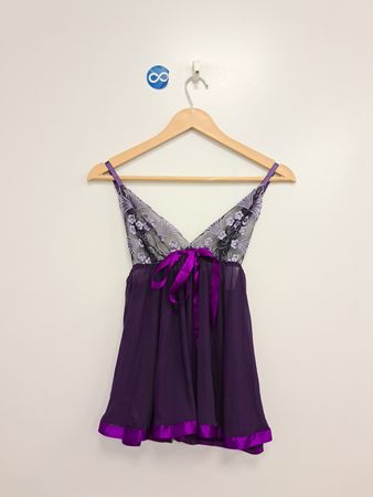 Lila Babydoll mit Spitzen- und Schleifendetail