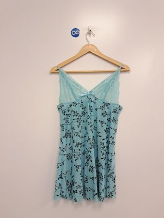 Blaues Slipkleid mit Blumenmuster und Spitzenbesatz