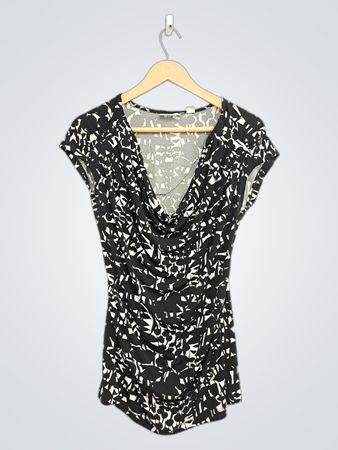 New York & Company Schwarz-weißes abstraktes Print-Cowl-Neck-Top