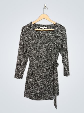 reifes schwarzes und weiß gemustertes Wickelkleid