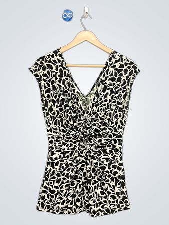 Dressbarn Schwarz-weiß gemustertes V-Ausschnitt-Top