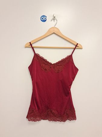 Die Limited Red Spitze mit roter Spitzenbesatz-Camisole