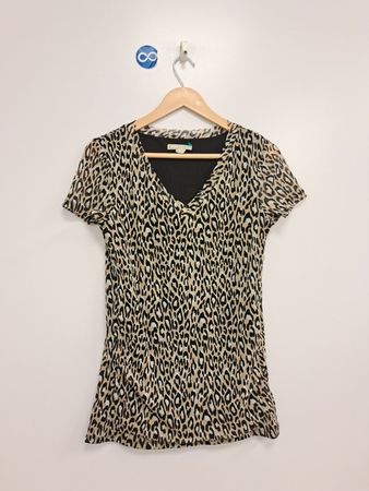 DANA BUCHMAN T-Shirt mit Leopardenmuster und V-Ausschnitt