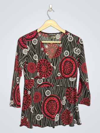 PETITE SOPHISTICATE Damen V-Ausschnitt-Oberteil in Rot und Schwarz mit Muster
