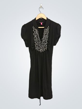 Schwarzes Kleid mit Rüschenausschnitt