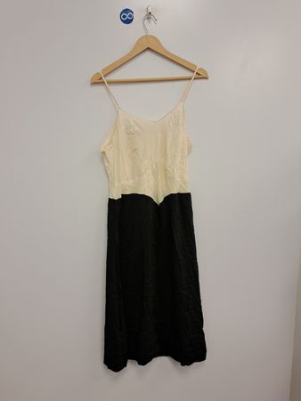 Zweilfarbiges Slip-Kleid