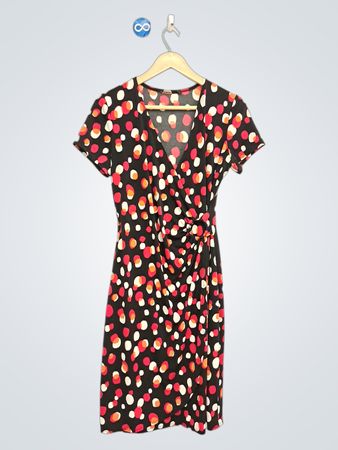 Schwarzes Wickelkleid mit mehrfarbigen Polka-Dots