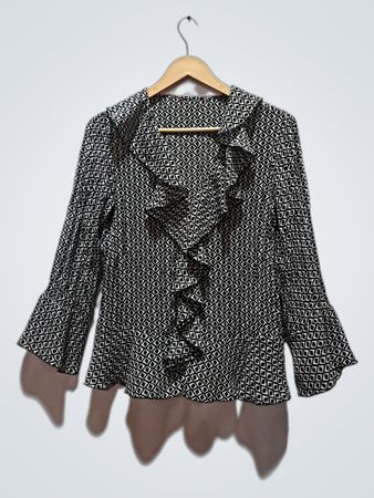 Damenbluse mit schwarzem und weißem Rautenmuster und Rüschen
