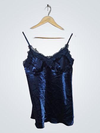 Marineblaue Satin-Camisole mit Spitzenbesatz