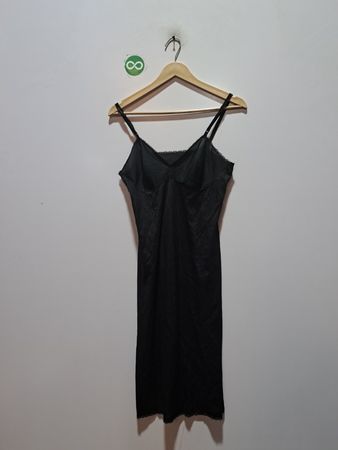 Schwarzes Slipkleid mit Spitzenbesatz