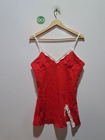 Rotes Trägershirt mit weißer Spitzenverzierung