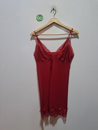 Rotes Slipkleid mit Spitzensaum