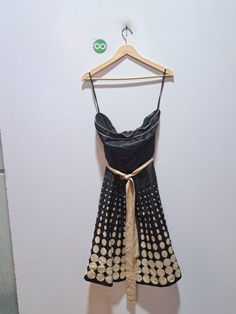 Das Limited Event schwarze trägerlose Kleid mit Rock aus Punkten
