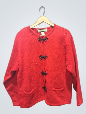 CRYSTAL KOBE Roter Cardigan mit Froschverschlüssen