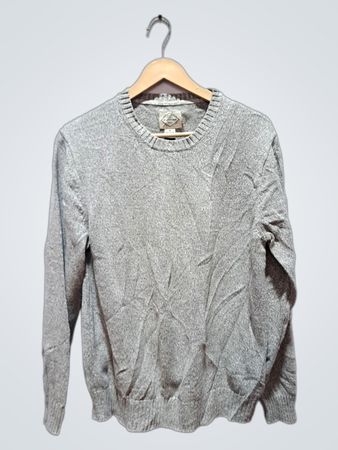 Grauer Rundhalsausschnitt-Pullover