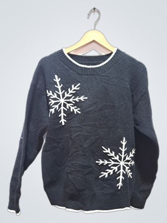 Schwarzer Pullover mit weißem Schneeflockenmuster