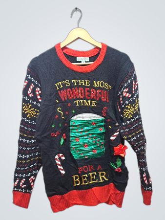 Es ist die schönste Zeit für ein Bier hässlicher Weihnachtspullover