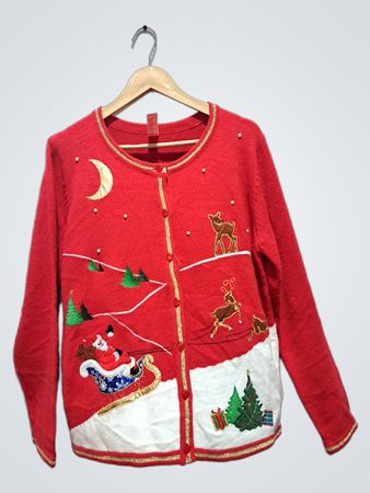 Roter Weihnachtspullover mit Weihnachtsmann- und Rentierszene