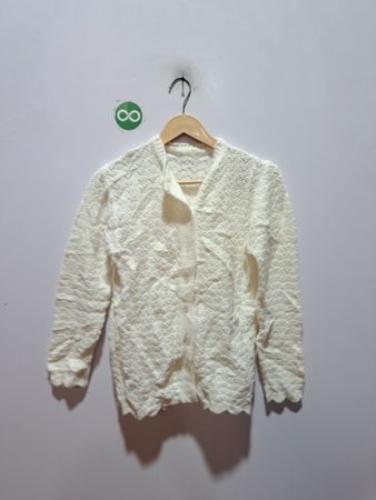 Weißer Spitzenstrickjacke