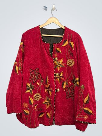 Rote bestickte Jacke
