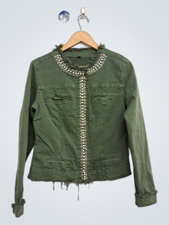 Grüne Jacke mit Perlenverzierung