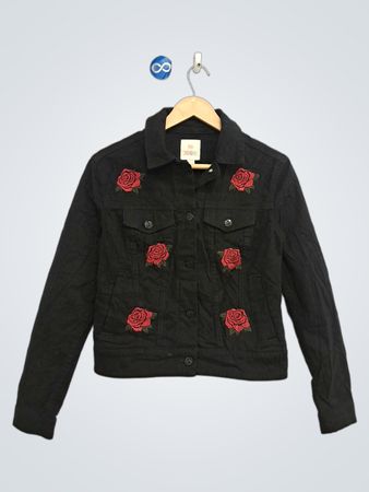 Schwarze Jeansjacke mit Rosenstickerei