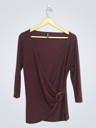 Ungewöhnliches weinrotes, drapiertes Damenoberteil mit Ringdetail