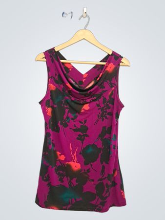 Das ärmellose Top mit weitem Kragen und dezentem Blumenmuster