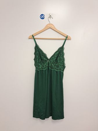 Negligé-Kleid mit grüner Spitzenborte
