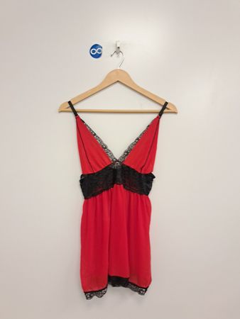 Rotes und schwarzes Spitzenbesatz-Babydoll-Nachthemd