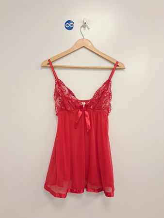 Rotes Babydoll mit Spitzen- und Schleifendetail