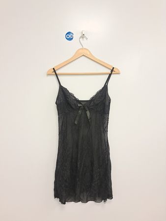 Schwarzes Spitzenslipkleid mit Schleifendetail