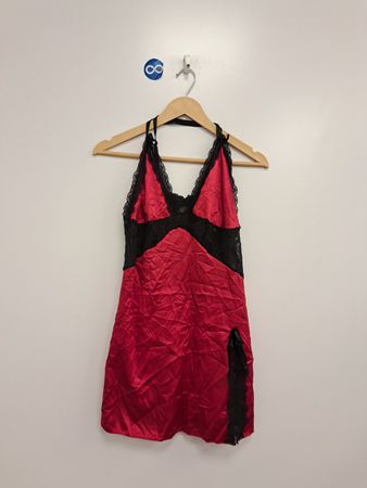 Rotes und schwarzes Slipkleid mit Spitzenbesatz