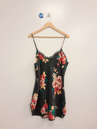 Intimate MOODS Schwarzes Blumen-Spitzenbesatz-Nachthemd Kleid