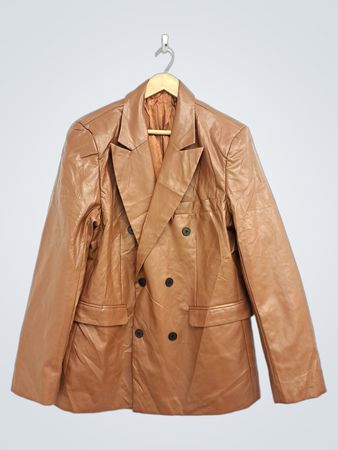 Brauner Blazer aus Kunstleder mit doppelter Knopfreihe