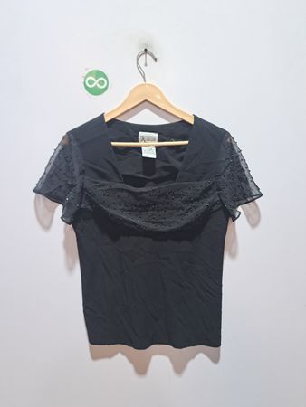 K PETITE Schwarzes Oberteil mit Perlen und transparenten Ärmeln