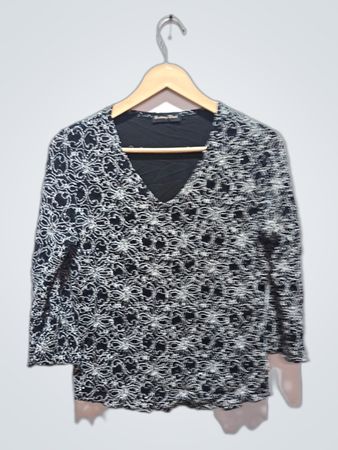 Brittany Black Damen V-Ausschnitt-Oberteil mit schwarz-weißem Muster