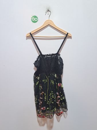 Schwarzes Trägertop mit Blumenstickerei