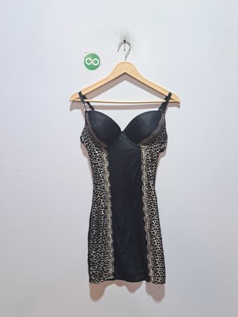 Schwarzes Slipkleid mit seitlichen Einsätzen im Leopardenmuster