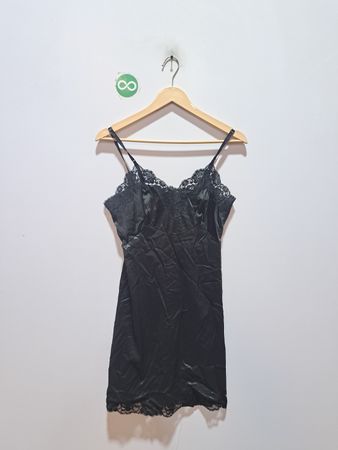 Schwarzes Slipkleid mit Spitzenbesatz