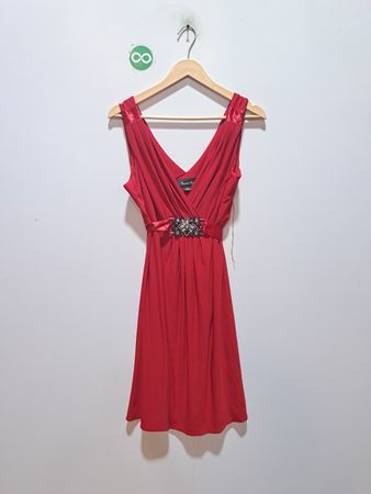 Scarlett Milly rotes V-Ausschnitt ärmelloses Kleid mit verziertem Taillenbereich