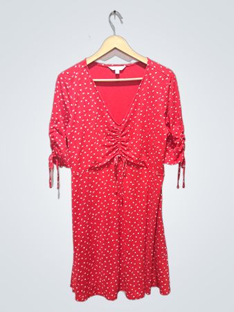 Lauren Conrad Kleid mit rotem Herzmuster und gerafften Ärmeln