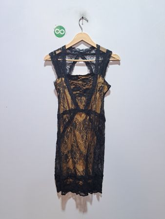 Schwarzes Spitzenkleid mit goldfarbener Unterlage