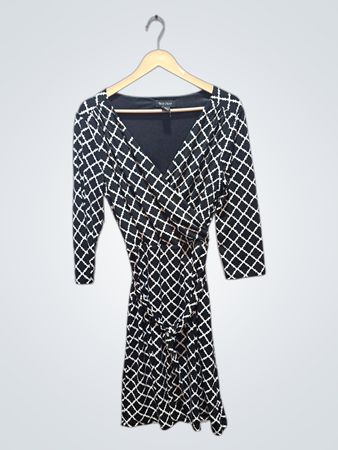 White House Black Market Geometric Print Wickelkleid