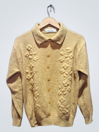 Komplimente Entworfen, um einen gelben, strukturierten Pullover mit Blumen-Applikationen abzustimmen