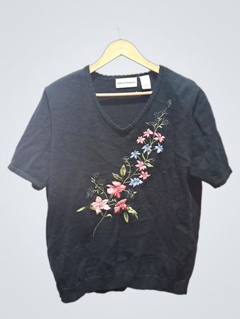 Alfred Dunner Schwarzes besticktes Blumen-Shirt mit V-Ausschnitt und kurzen Ärmeln