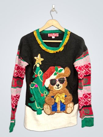 Jollidays hässlicher Weihnachtspullover mit Teddybär und Weihnachtsbaum