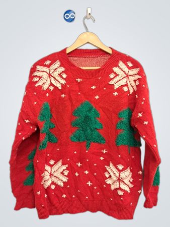 Roter Weihnachtspullover mit Bäumen und Schneeflocken