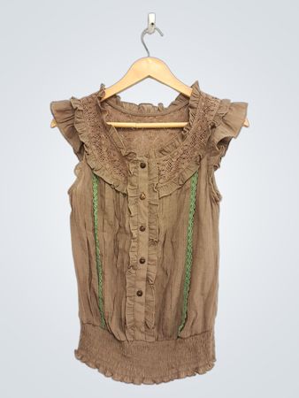 Braunes ärmelloses Oberteil mit Rüschen und Spitze